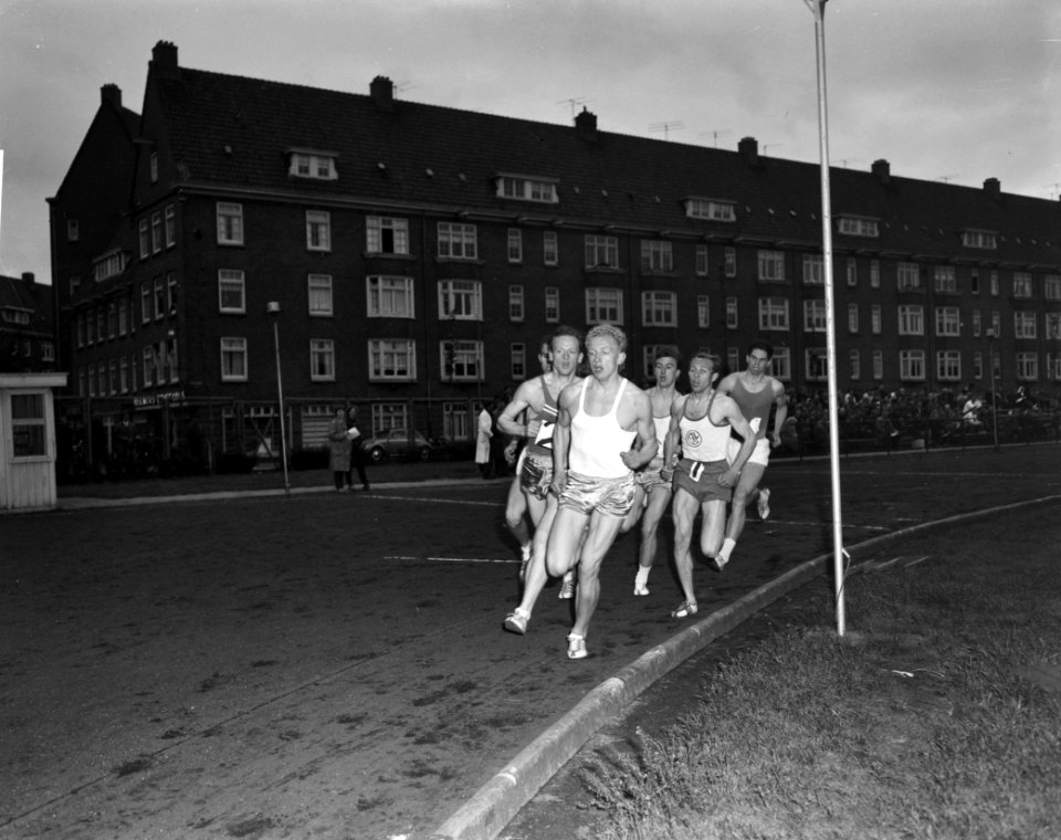 Driesteden atletiek op Sintelbaan in Amsterdam ( 800 meter heren), Bestanddeelnr 914-0977
