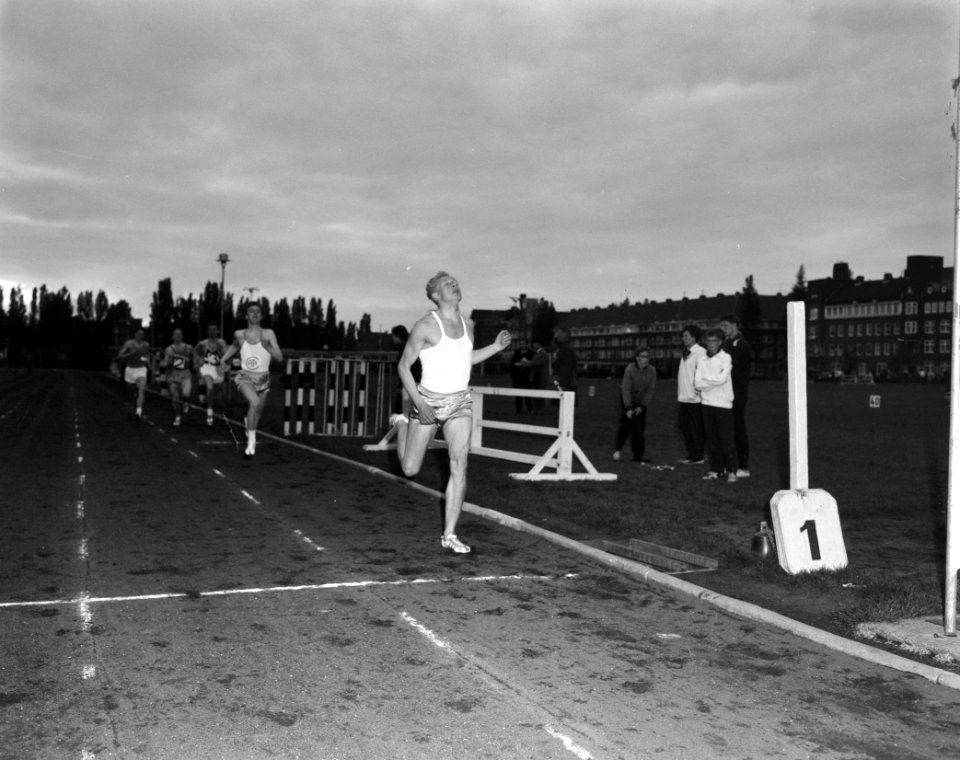Driesteden atletiek op Sintelbaan in Amsterdam, G Koppelaar, Bestanddeelnr 914-0981