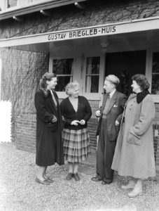 Drie dames en een heer voor ingang van het Gustav-Briegleb-huis, Bestanddeelnr 904-9920