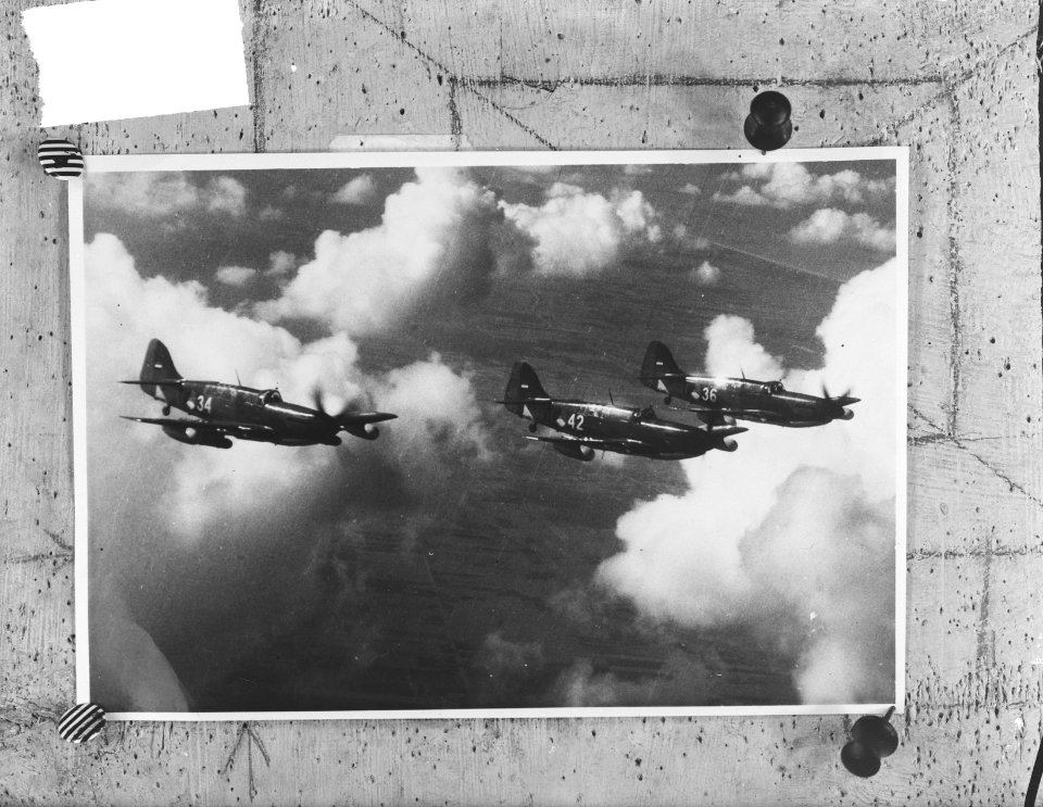 Drietal Fairey Firefly MK.IV jachtbommenwerpers van de MLD (Marine Luchtvaart Di, Bestanddeelnr 903-7523