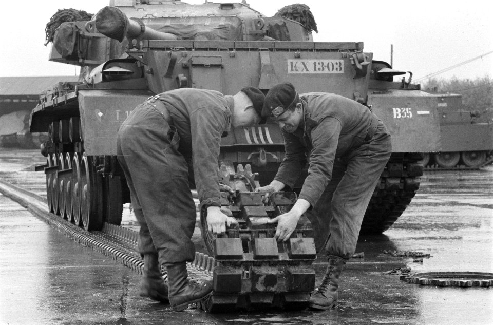 Driedaagse rijoefening voor tanks voorzien van rubbertrac montage van rubbertrac, Bestanddeelnr 911-7754