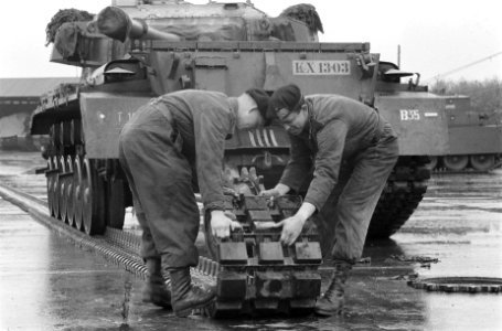 Driedaagse rijoefening voor tanks voorzien van rubbertrac montage van rubbertrac, Bestanddeelnr 911-7754