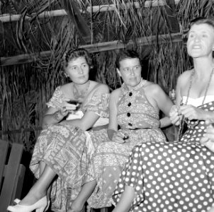 Drie feestelijk geklede vrouwen in een hut Rechts Rietje Roelofs, Bestanddeelnr 252-3075