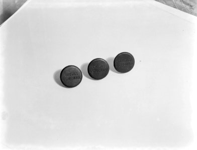 Drie Droste pastilles Droste's B-chocolade, Bestanddeelnr 252-0422