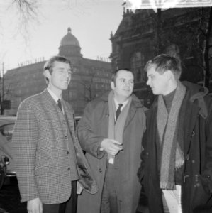 Drie cineasten op Leidseplein, v.r.n.l. Nikolai van der Heyde , Joan van der Keu, Bestanddeelnr 917-3968