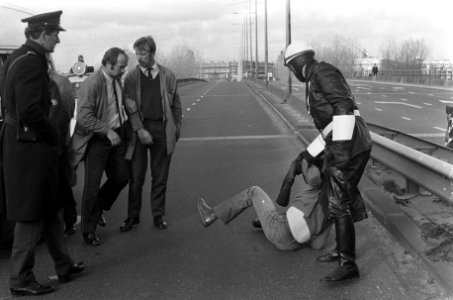 Drie buitenlanders die toch rijden worden gearresteerd door de politie, Bestanddeelnr 926-8187