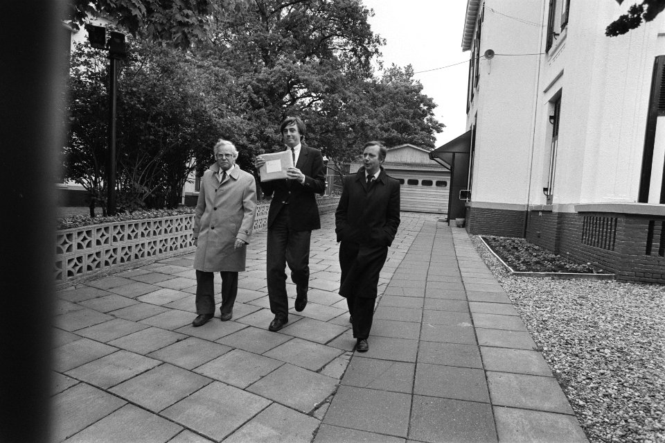 Drie grote politieke partijen bieden petitie aan voor Sacharov op Russische amba, Bestanddeelnr 932-9925