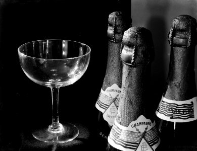 Drie champagneflessen met een coupe, Bestanddeelnr 252-1132