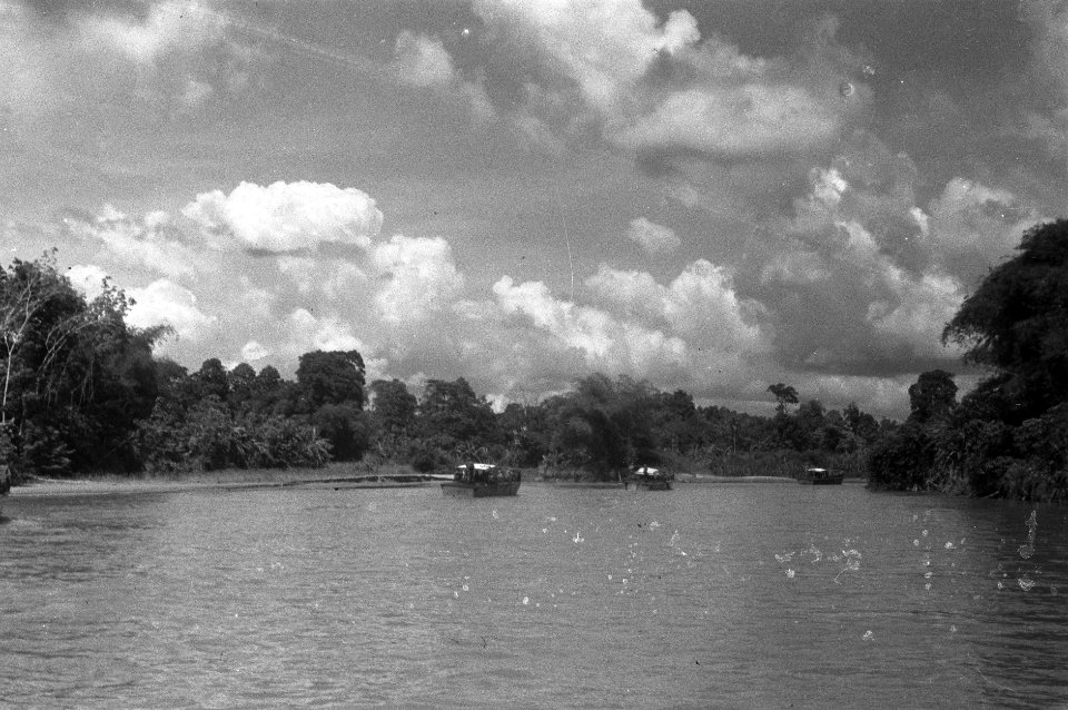 Drie landingsvaartuigen varen over een rivier, Bestanddeelnr 2377
