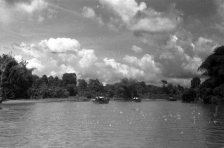 Drie landingsvaartuigen varen over een rivier, Bestanddeelnr 2377