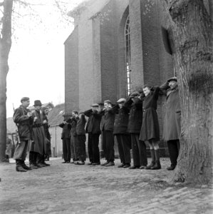 Drie leden van de BS (Nederlands Binnenlandse Strijdkrachten) bewaken een groep, Bestanddeelnr 900-2899