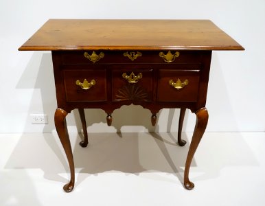Dressing table, probably Lyme-Saybrook area, Connecticut, 1740-1770, mahogany, yellow poplar, cherry, sycamore - Dallas Museum of Art - DSC04902