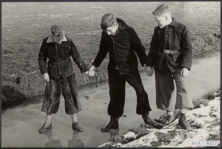 Drie jongens testen de dikte van het ijs, Bestanddeelnr 060-0377