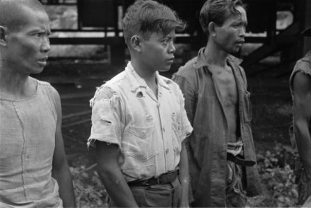 Drie Indonesische mannen in haveloze kleding, Bestanddeelnr 125A-2-2