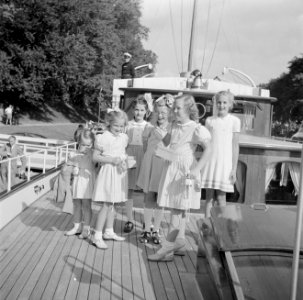 Drie Friese meisjes bieden prinses Beatrix, prinses Irene en prinses Margriet sn, Bestanddeelnr 255-7439