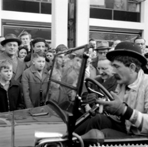 Dorus met burgemeester van Rooy in het oude fordje, Bestanddeelnr 909-1160