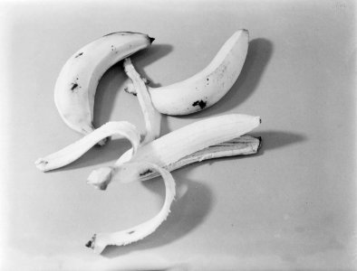Drie Fyffes-bananen, waarvan een geschild, Bestanddeelnr 252-0517