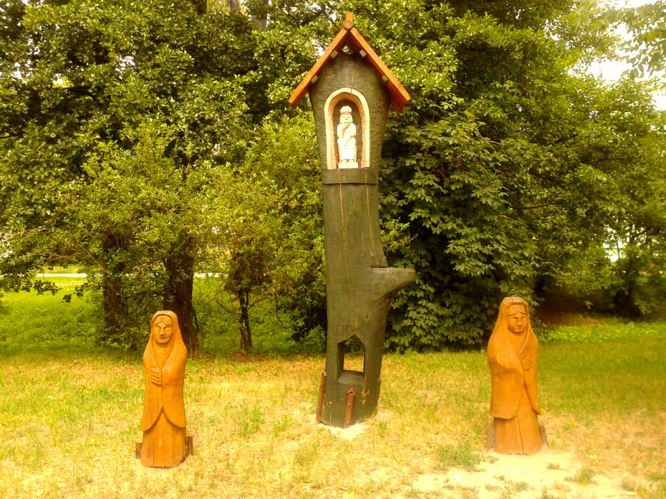 Drewniane figurki przy wieżowcu Chrobrego 27 w Toruniu