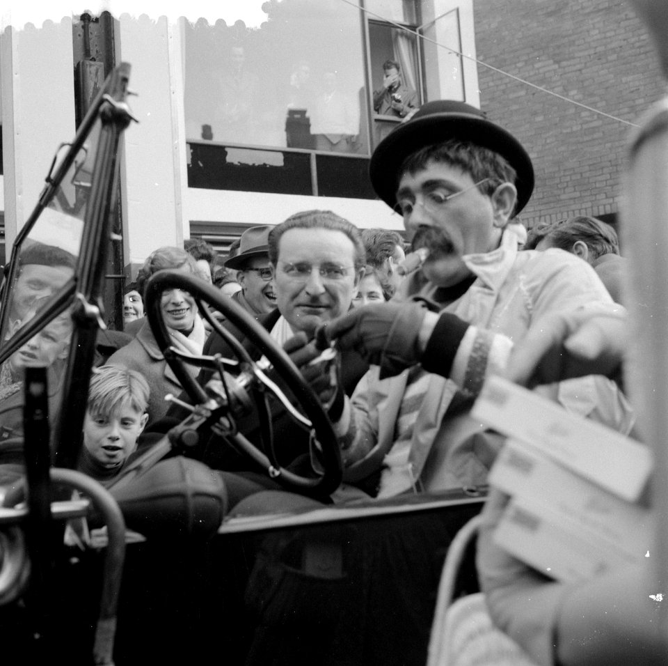 Dorus met burgemeester van Rooy in het oude fordje, Bestanddeelnr 909-1159