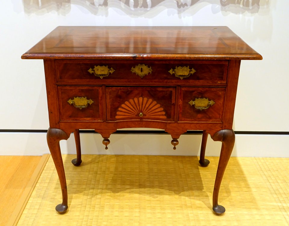 Dressing table, unknown maker, Boston or Essex County MA, c. 1760, walnut, pine, brass - Peabody Essex Museum - DSC06910