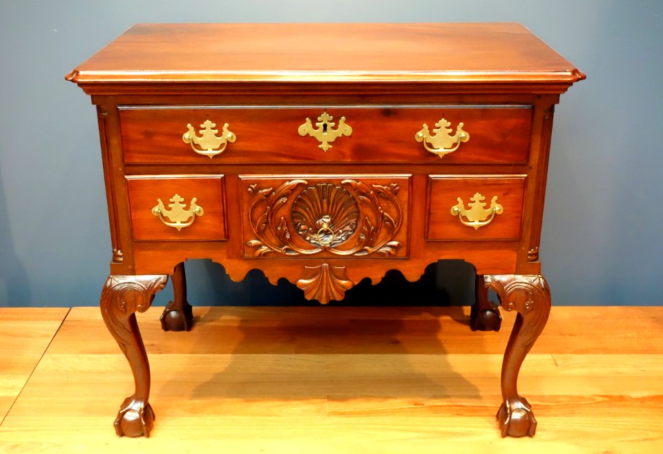 Dressing table, attributed to The de Young Carver, Philadelphia, c. 1780, mahogany, pine, poplar - De Young Museum - DSC00960