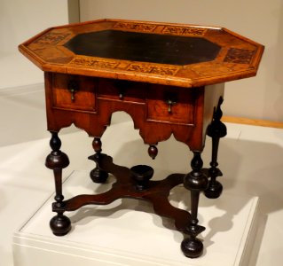 Dressing table, base made in Boston, 1700-1720, top made in Europe probably Switzerland, 1700-1720, walnut with maple, white pine, slate, brass - Winterthur Museum - DSC01467