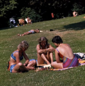 Drie vrouwen in badpak op de ligweide van het De Mirandabad in Amsterdam, Bestanddeelnr 254-9268