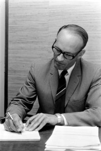 Drs. Bons , directeur De Bijenkorf , Opdracht Elsevier, Bestanddeelnr 923-5255