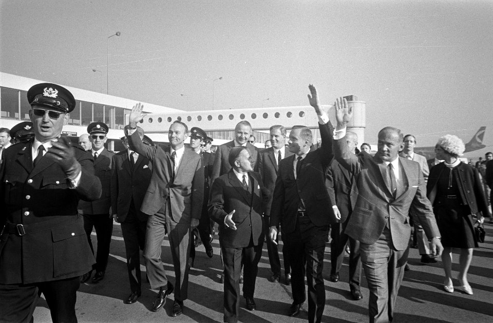 Drie Am astronauten Armstrong, Aldrin en Collins (als 1e op de maan) bezoeken N, Bestanddeelnr 922-8530