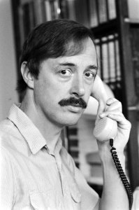 Drs. P. Lakeman (dir. St. Onderzoek Bedrijfs Informatie (SOBI) met o.a. telefoon, Bestanddeelnr 932-3077