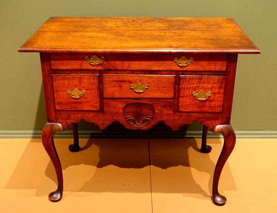Dressing table, maker unknown, probably Portsmouth, New Hampshire, 1740-1760, walnut - Currier Museum of Art - Manchester, NH - DSC07683