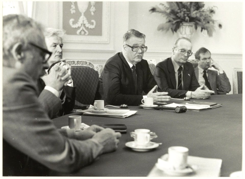 Drs. R.J.de Wit in vergadering tijdens de viering van zijn tienjarig jubileum als Commissaris der Koningin in Noord Holland. NL-HlmNHA 54023303