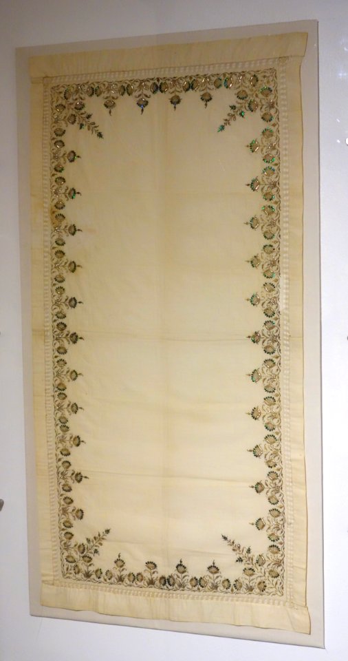 Dresser scarf, Delhi, India, early 20th century, cotton, silk, flat silver wire, gold thread, beetle carapace, sequins - Textile Museum of Canada - DSC01026