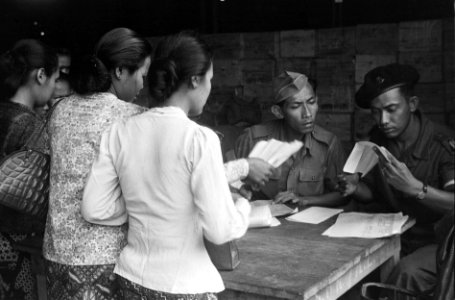 Drie Indonesische vrouwen tonen papieren aan een KNIL-sergeant, naast hem een an, Bestanddeelnr 5966