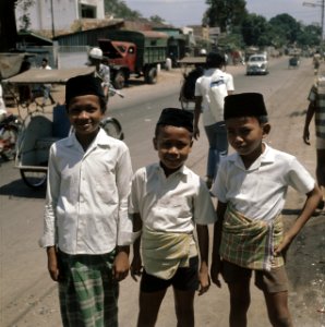 Drie Indonesische jongens met peci (of kopiah) hoofddeksels, Bestanddeelnr 254-9095