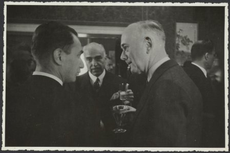 Drie heren, waarschijnlijk diplomaten. Philips Visser in het midden, Bestanddeelnr 17 41