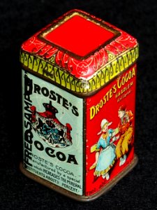 Droste cacao sample blikjes met afbeelding van boer en boerinnetje op een bank, foto3
