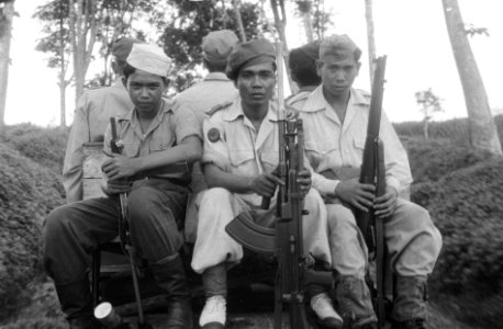 Drie Indonesische vrijwilligers in een voertuig dat rijdt over spoorrails, Bestanddeelnr 3056