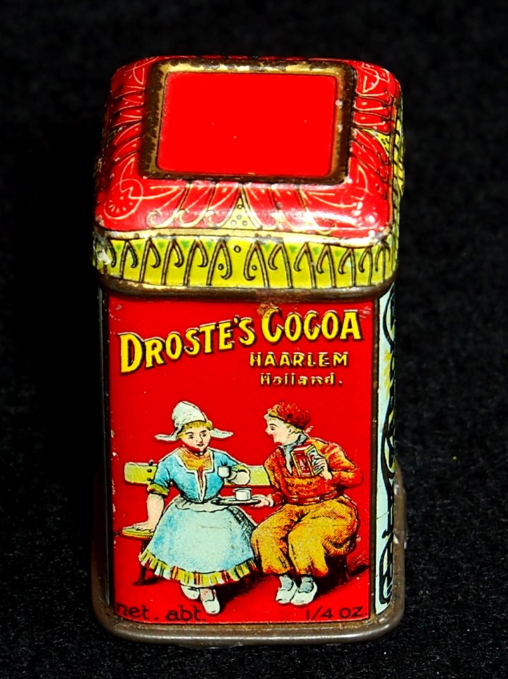 Droste cacao sample blikjes met afbeelding van boer en boerinnetje op een bank, foto1