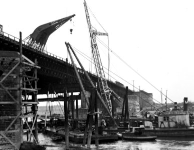 Drijvende Bok Ajax ruimt Rijnbrug op, Bestanddeelnr 902-1514