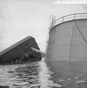 Drijvende bak met petroleumtank omgeslagen in petroleumhaven, Bestanddeelnr 912-1619