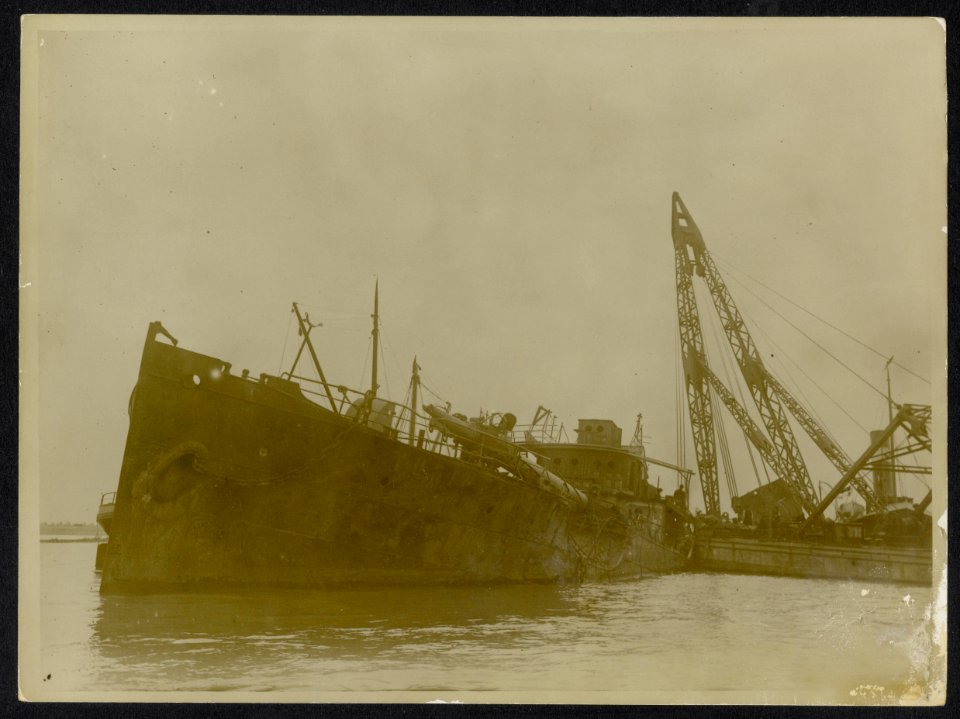 Drijvende bok bij een half gezonken schip, Bestanddeelnr 158-0607