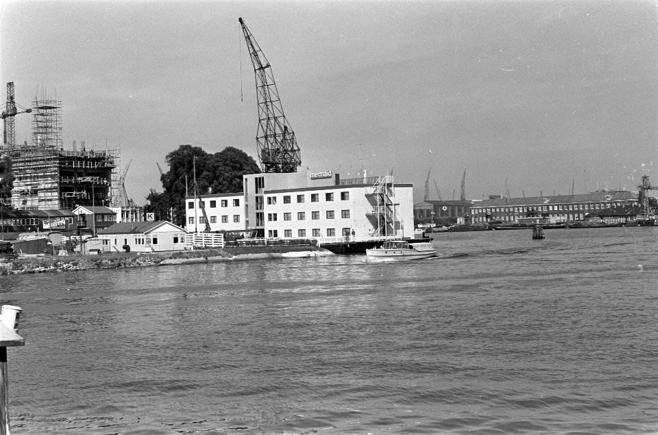 Drijvend hotel Mermaid bij Oosterdokskade (gebouwd voor KLM), Bestanddeelnr 919-3106