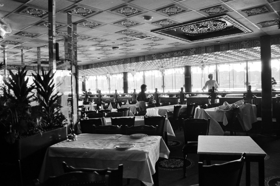 Drijvend Chinees restaurant in Oosterdok wordt vanavond geopend interieur drijv, Bestanddeelnr 933-1002