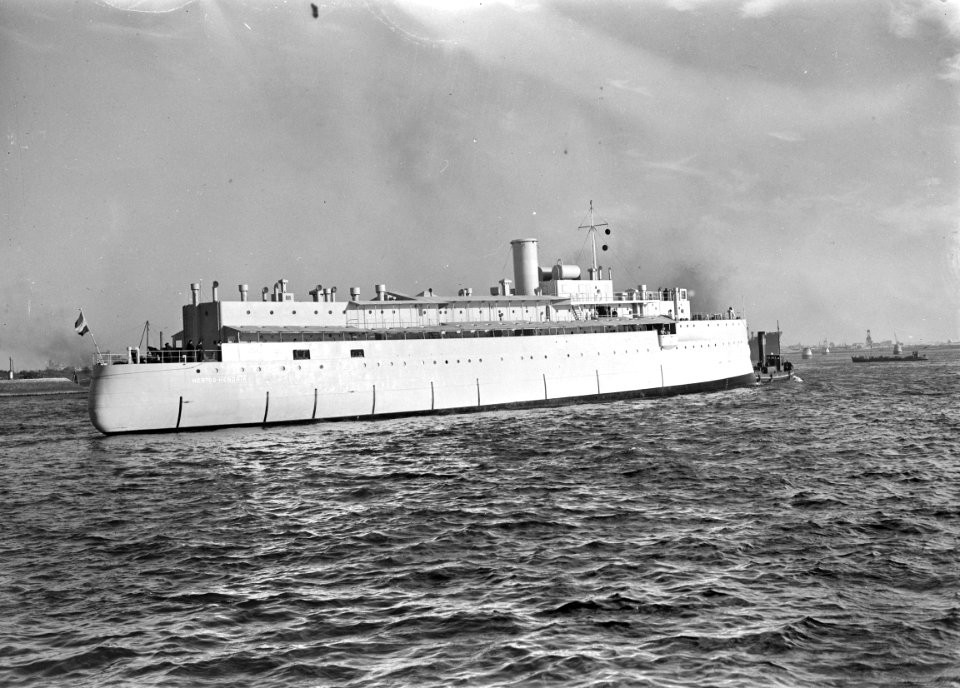 Drijvend Marinehotel te Rotterdam in de Waalhaven, Bestanddeelnr 902-4201