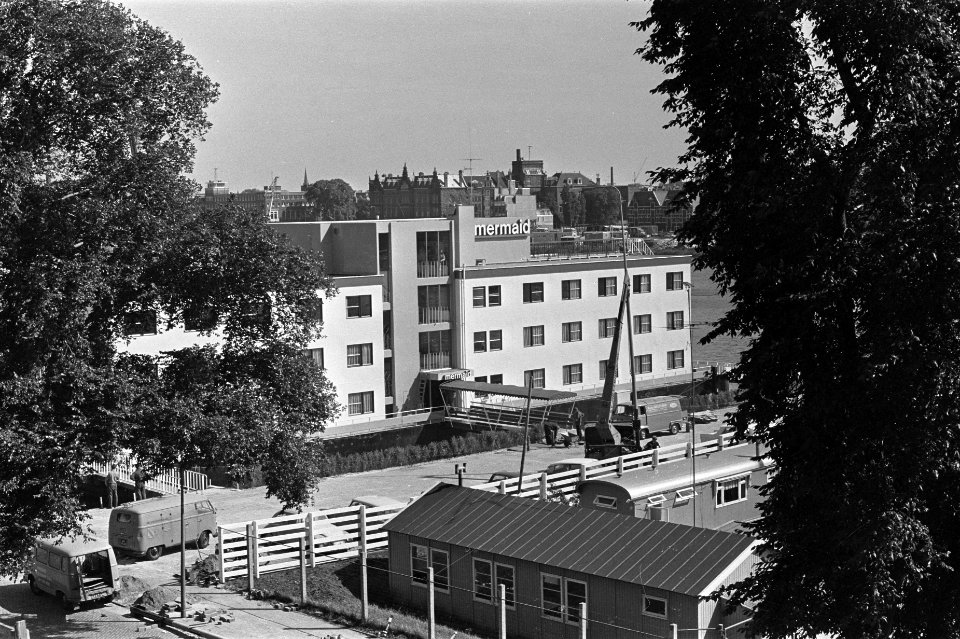 Drijvend hotel Mermaid bij Oosterdokskade (gebouwd voor KLM), Bestanddeelnr 919-3104