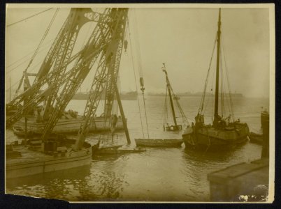 Drijvende bokken bij een half gezonken carbid schip, Bestanddeelnr 158-0610