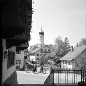Dorpsgezicht van Seeshaupt met kerktoren, Bestanddeelnr 254-5100