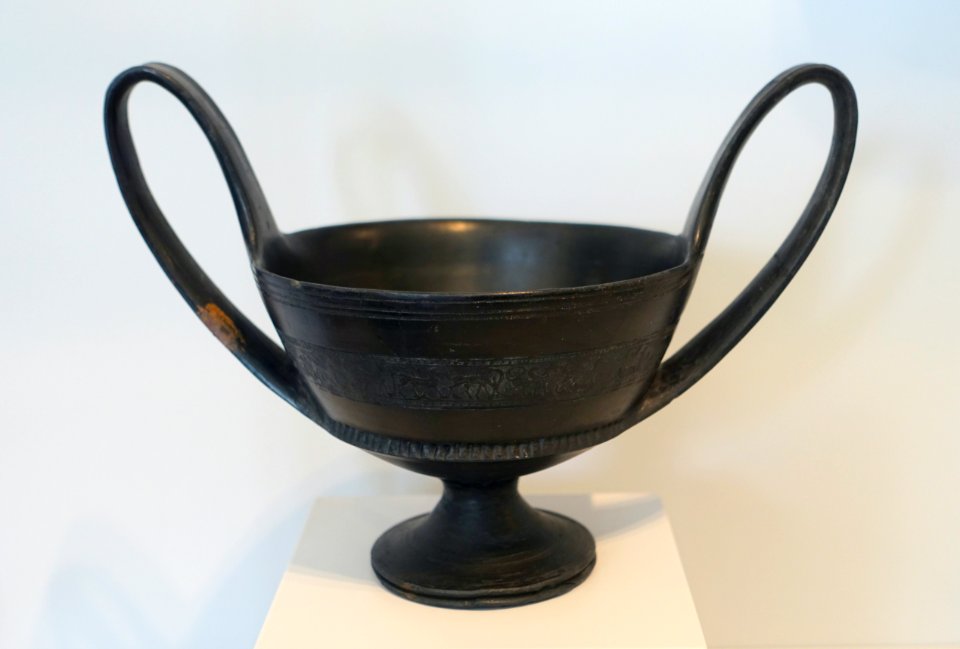 Drinking cup (kantharos) with stamped animals and monsters, Etruscan, probably Orvieto, 600-575 BC, bucchero - Arthur M. Sackler Museum, Harvard University - DSC01563
