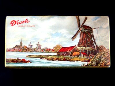 Droste blik met afbeelding van Hollands landschap met molens, foto 1